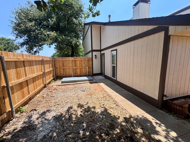 Building Photo - 405 Sundance Ln