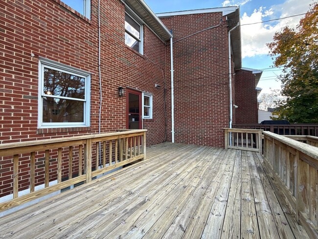 Building Photo - Beautiful 3 Bedroom 2 Bath House In Parkville