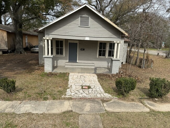 Primary Photo - 423 Sampson St