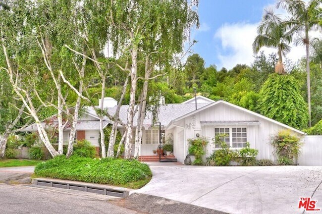 Building Photo - 4031 Hollyline Ave