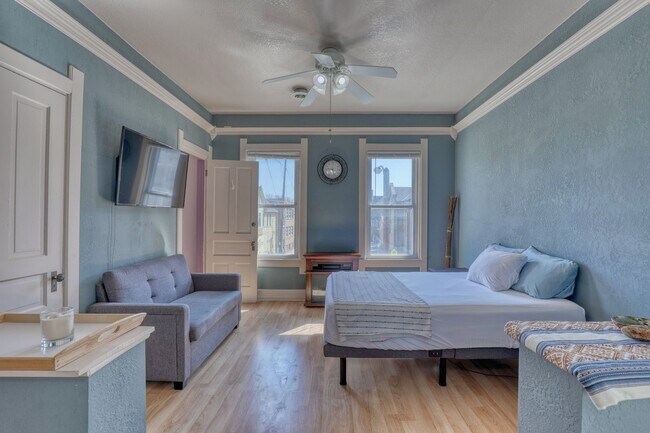 2nd floor front room, queen bed - Sunny Multi Family