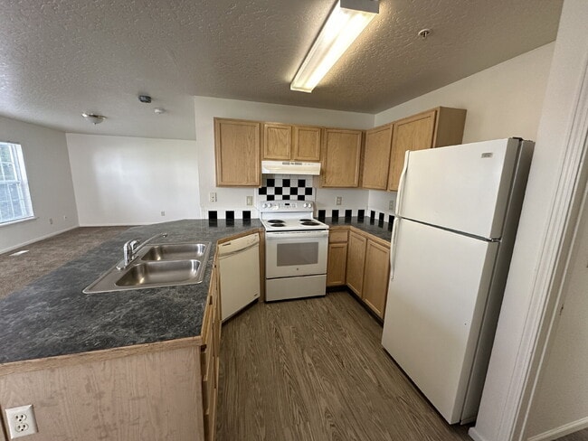Building Photo - Upper Level 2 Bedroom 1 Bath Apartment