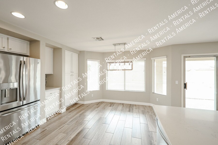 Building Photo - 2305 E Cherry Hills Pl