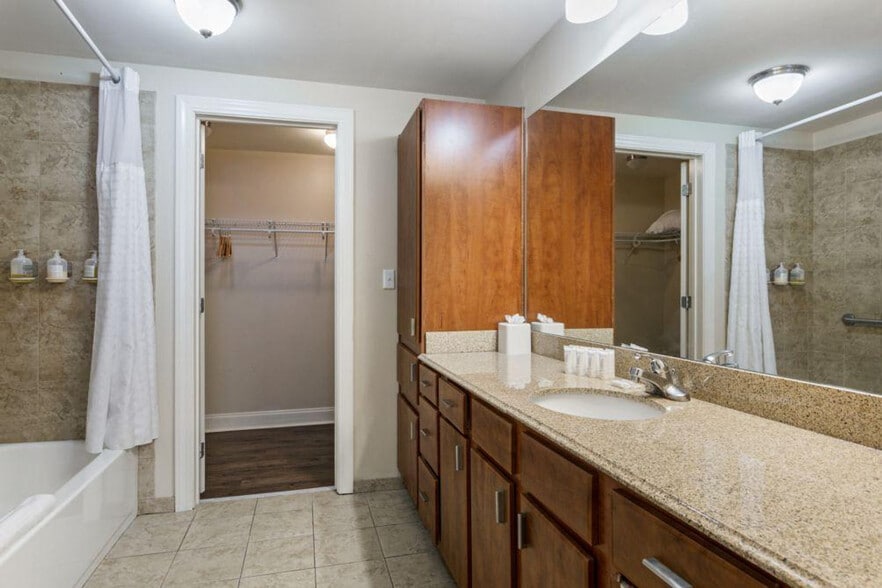 Building Photo - 925 Common St