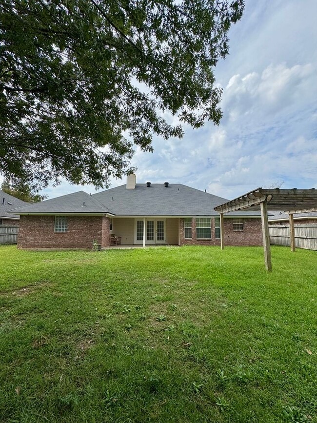Building Photo - Great 3 bedroom, close to everything