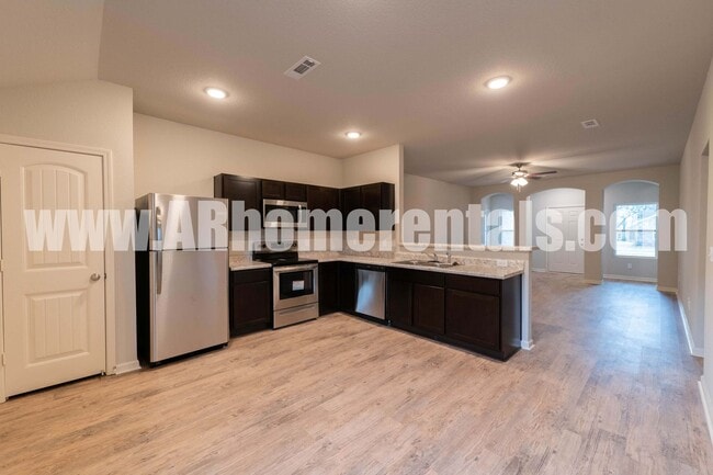 Building Photo - Spacious Newer Home!