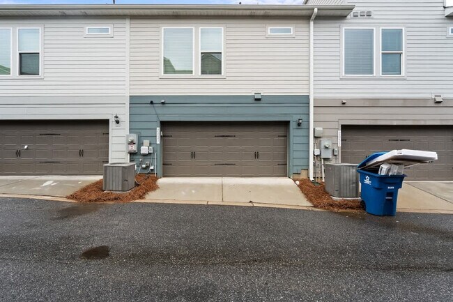 Building Photo - 2033 Statesville Ave