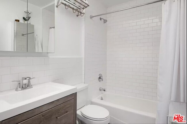 Building Photo - 829 Superba Ave