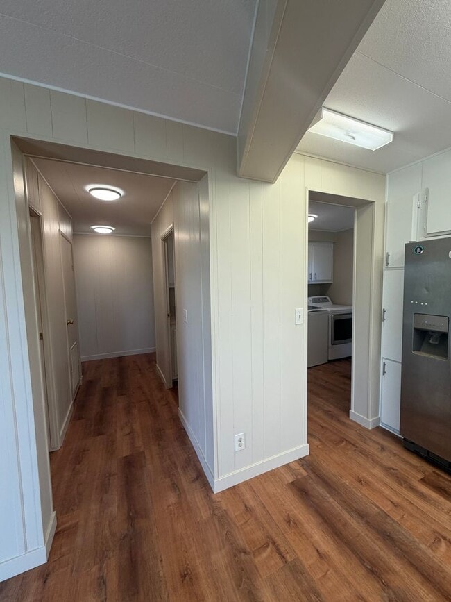 Building Photo - 3 Bedroom, 2.5 Bath - Three Bay garage