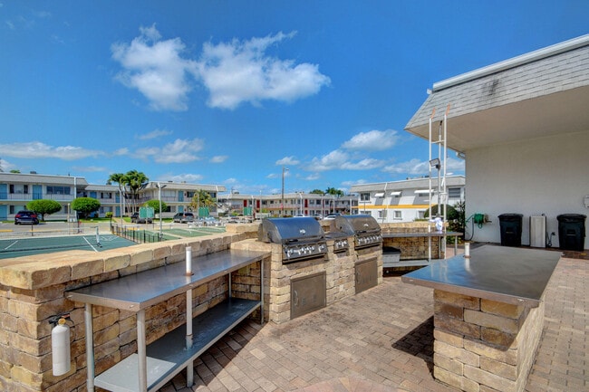 Building Photo - 2840 Lake Osborne Dr