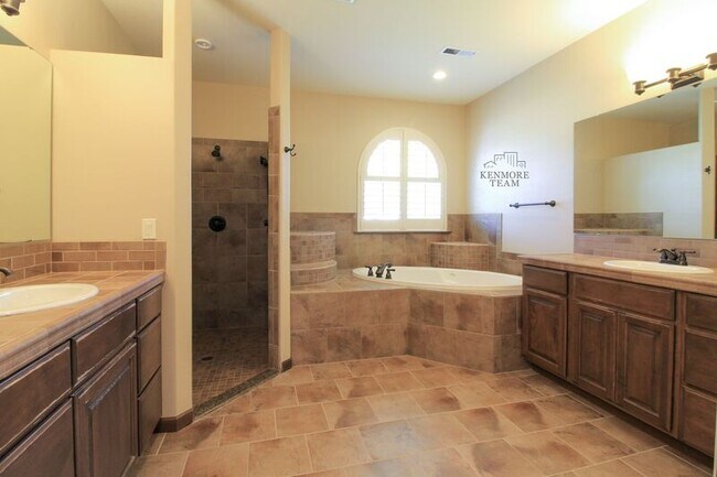 Building Photo - 3047 Bluffs Dr