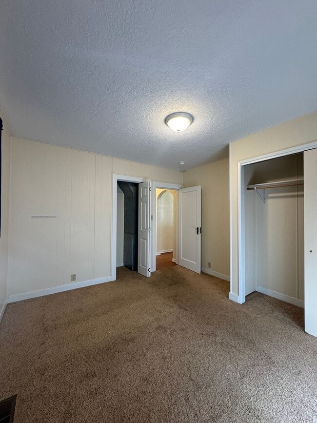 Building Photo - Charming 3 Bed Rental in Prime Location