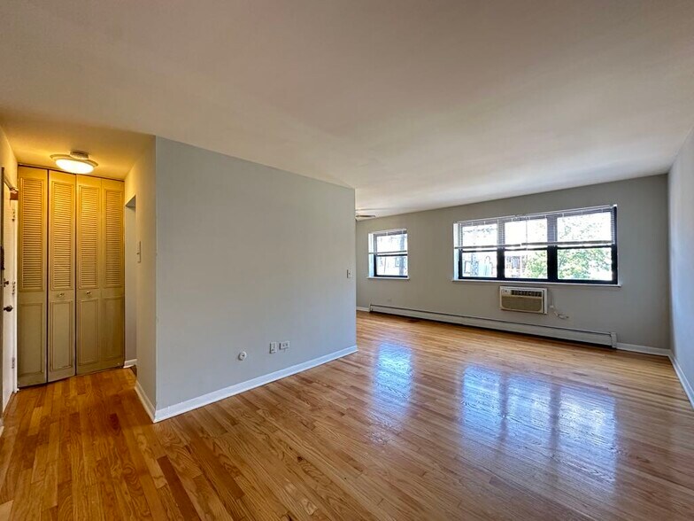 Building Photo - 513 W Briar Pl