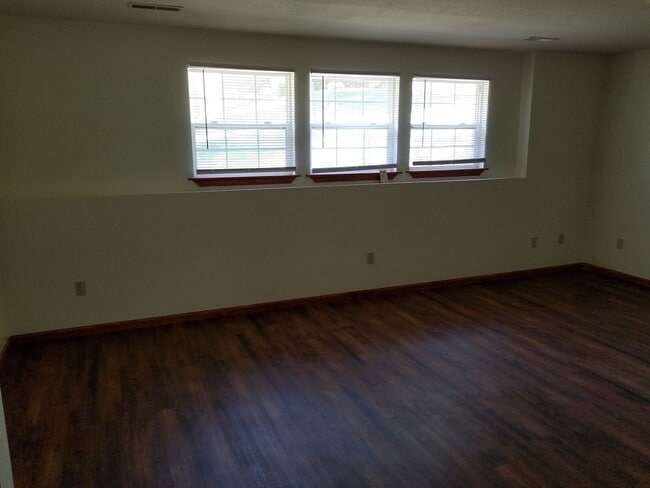 Building Photo - 4 bd, 3 ba house, NW Columbia, quick access to Stadium/I-70, screened porch