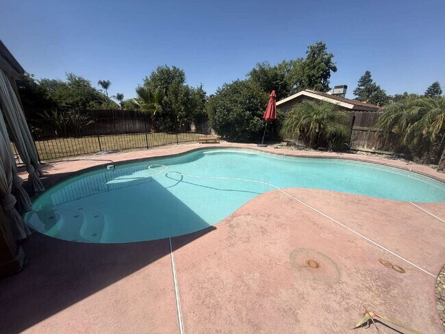 Building Photo - Beautiful 3 Bed / 2 Bath Home with Backyard Oasis & Pool!