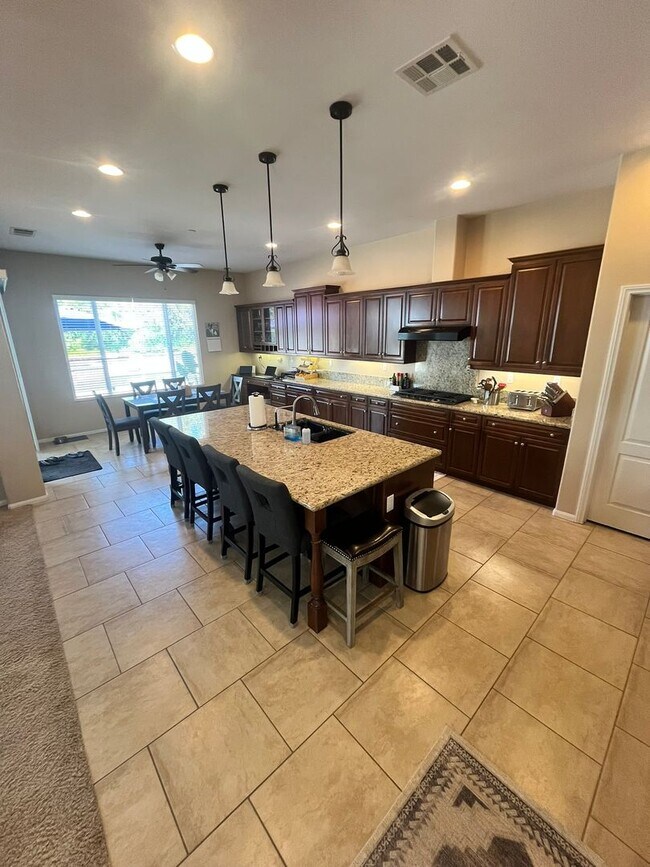 Building Photo - Fully?Furnished 4?Bed?|?3?Bath Pool Home i...