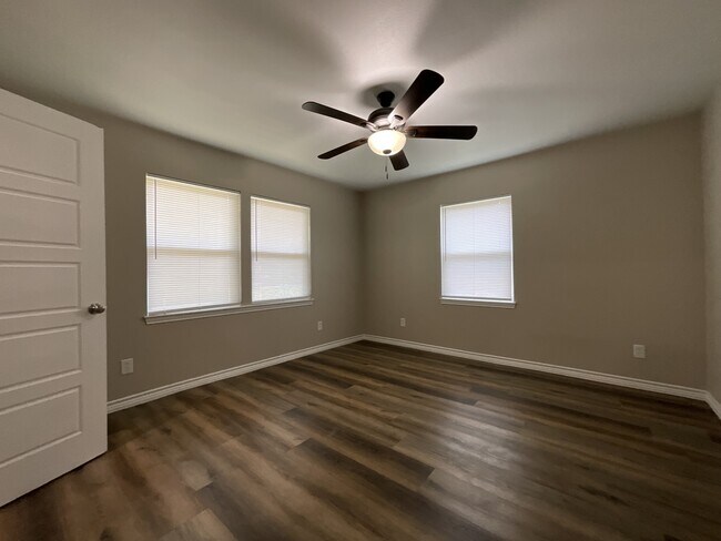 Building Photo - 608 N Cedar St