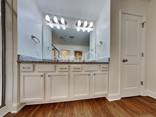 Building Photo - 106 Doral Blue Dr