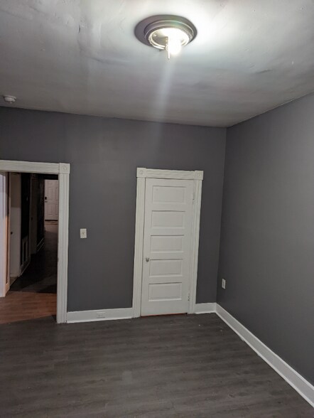 Building Photo - 3701 W Forest Park Ave