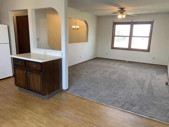 Building Photo - 800 Vassar Cir