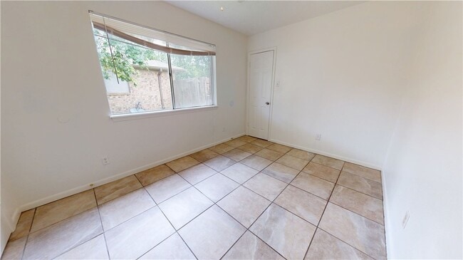 Building Photo - 809 Llano Pl