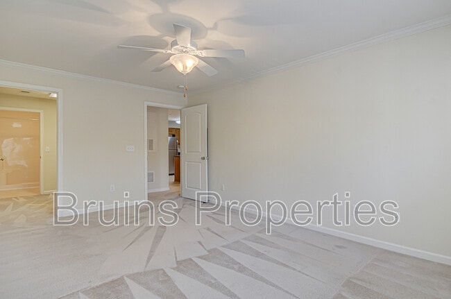 Building Photo - 7104 W Friendly Ave