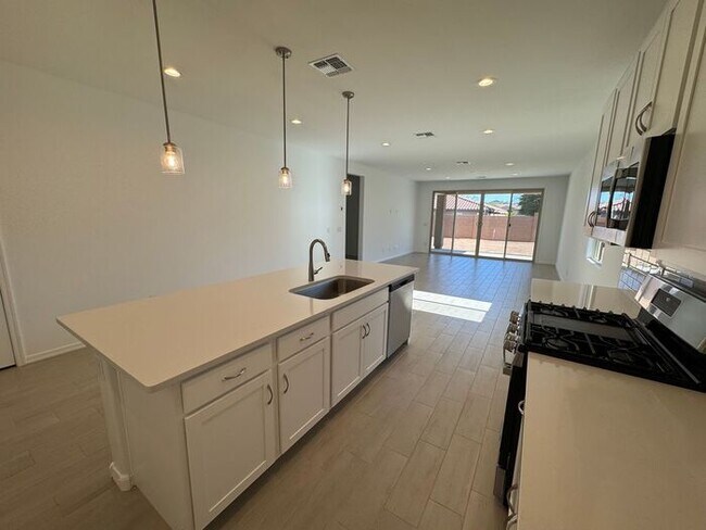 Building Photo - NEW 5 Bedroom 3 bathroom home in Surprise!