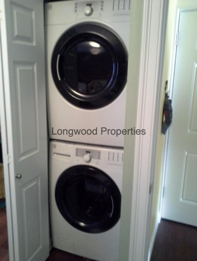 Building Photo - 200NH