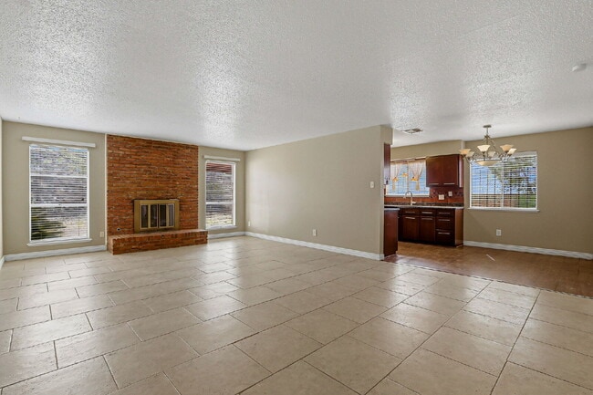 Building Photo - 3-Bedroom Duplex with Refrigerated AC.