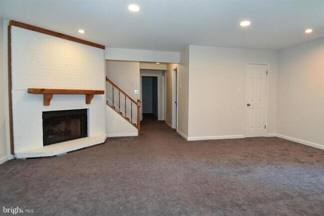 Building Photo - Set within the sought after community of Runnymeade, this beautifully maintained townhome offers ...