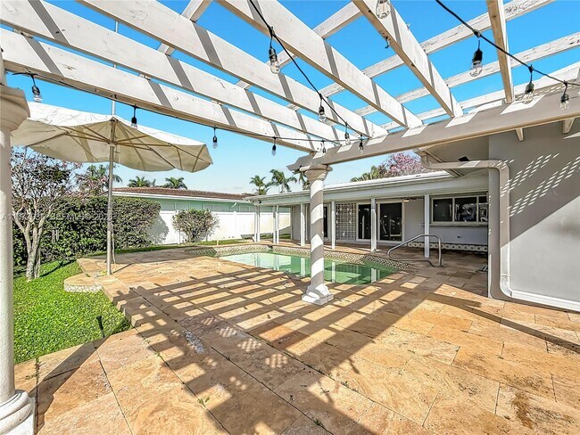 Building Photo - 2770 NE 8th Ct