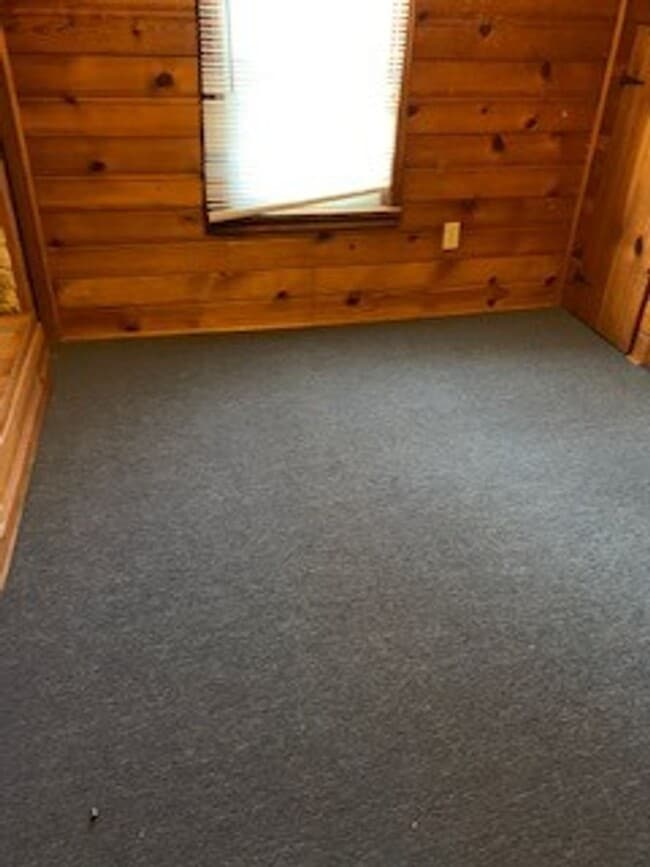 Building Photo - Large 3 BR 2 BA house w beautiful woodwork...