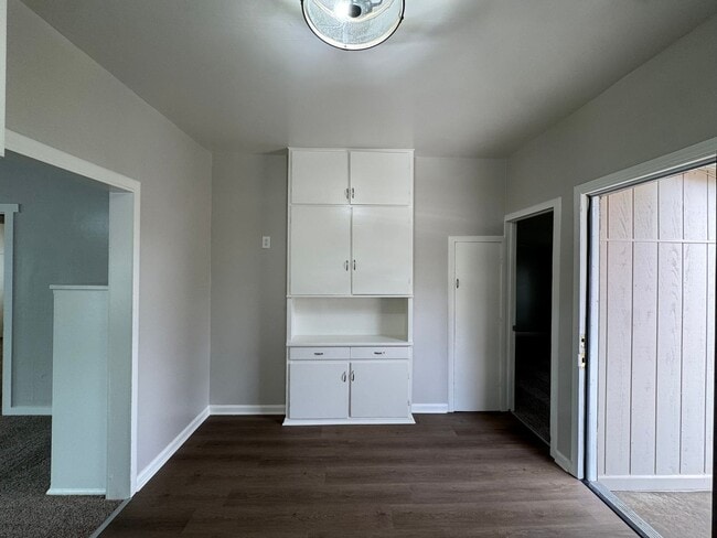 Building Photo - Adorable Oleander Home!