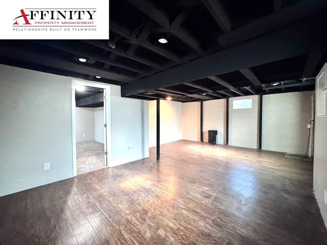 Building Photo - 5625 N Amoret Ave