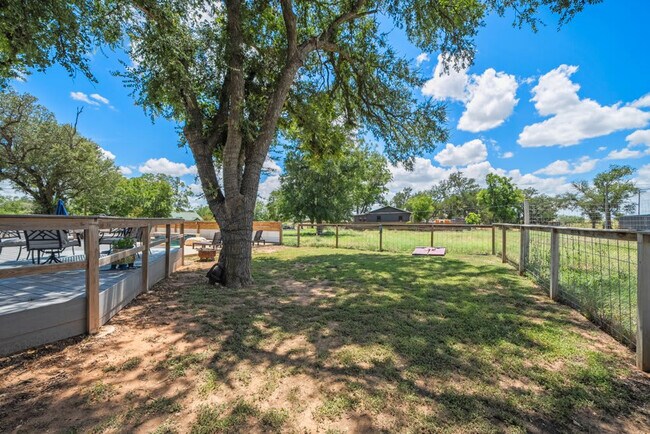 Building Photo - 1740 W Live Oak St