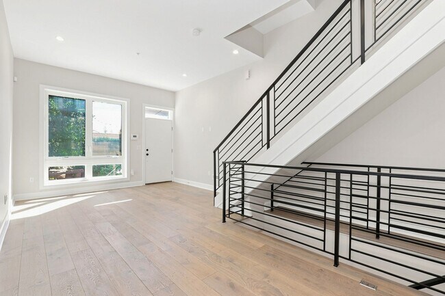 Building Photo - 2647 Latona St