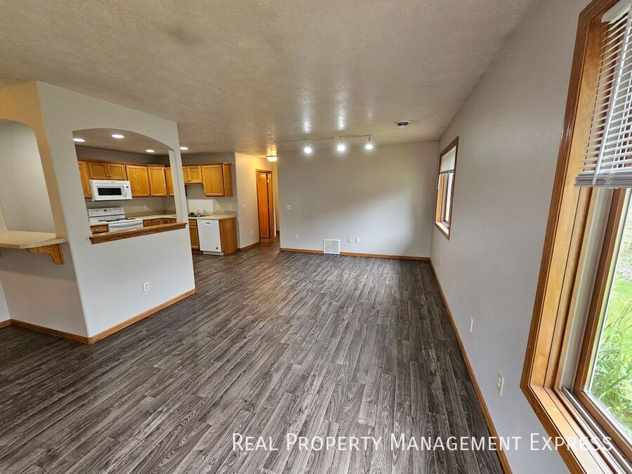 Building Photo - Spacious 3-bedroom, 1-bathroom Townhome With Attached Garage