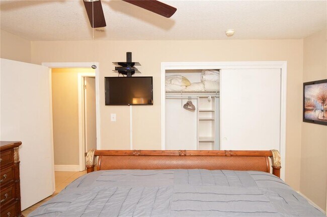 Building Photo - 3873 Pompano Dr SE