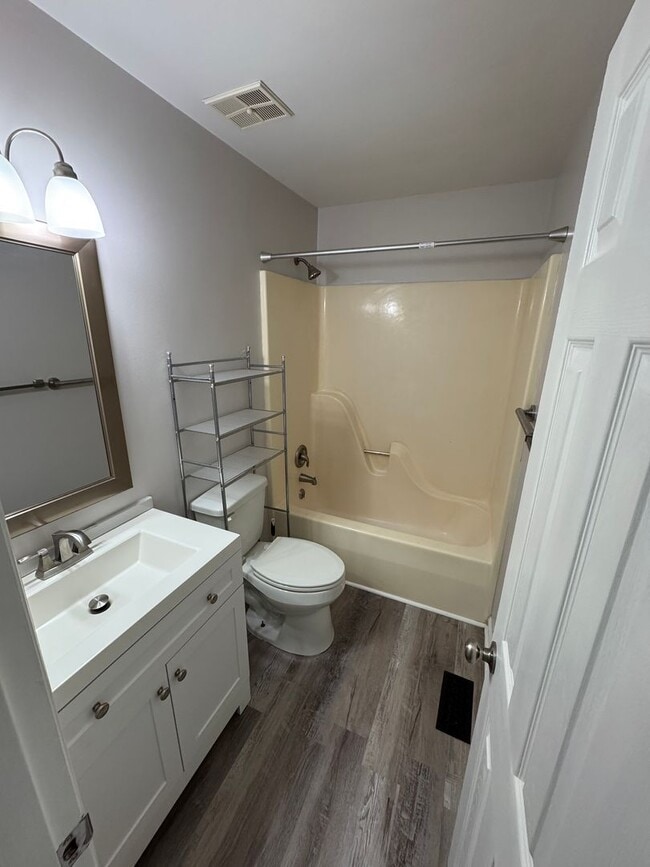 Building Photo - 3 bed & 2 bath in Saks! 1/2 off first months rent!