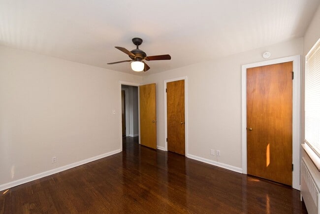 Building Photo - Extra Spacious Top Unit Duplex