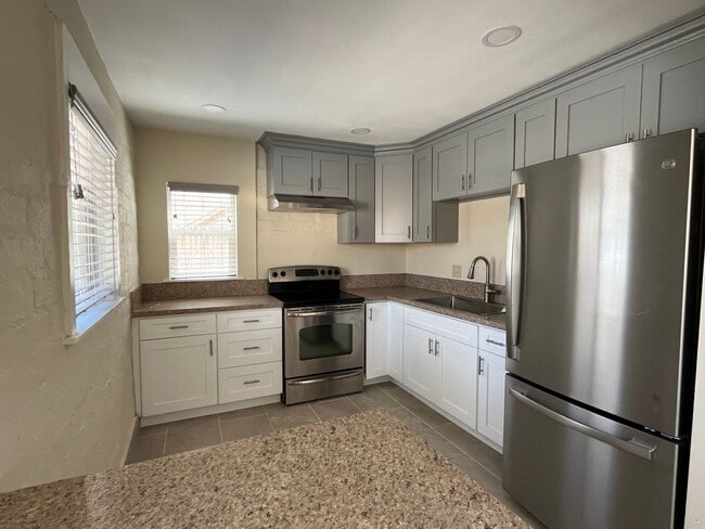 Building Photo - 175 Johnston Dr B