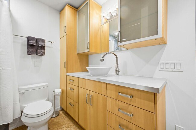 Building Photo - 6333 La Jolla Blvd