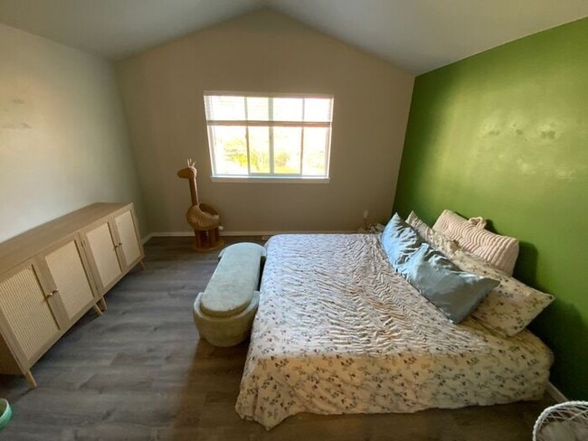 Building Photo - Spanaway Home 3bdr & 2.5 bath 2 car garage & UPDATED FLOOR PLAN