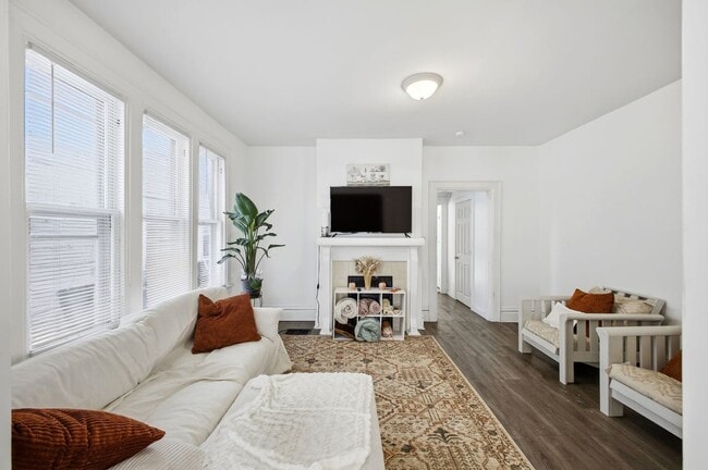 Building Photo - 2209 Summit St