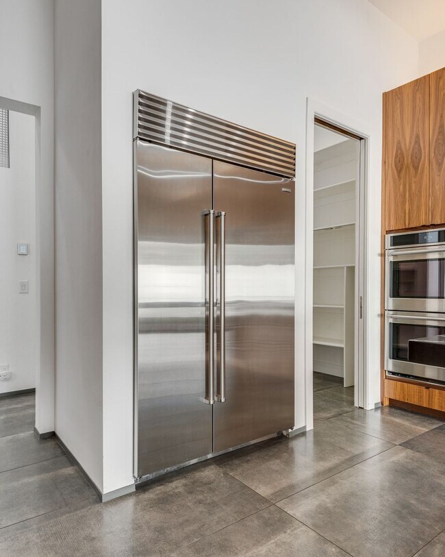 Building Photo - Luxury Summerlin Living in Gated Canyon Cr...
