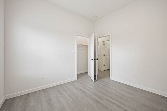 Building Photo - 330 Clearwater St