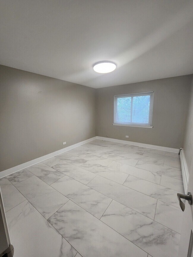 Building Photo - 585 Heritage Dr