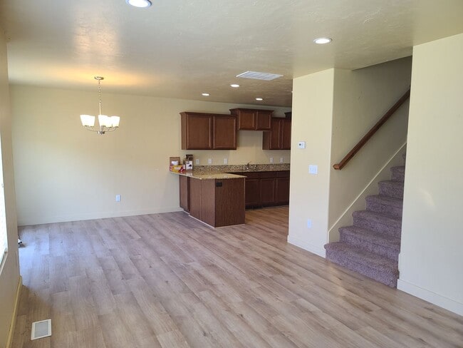 Building Photo - 3 Bed 2.5 Bath Available June 1st