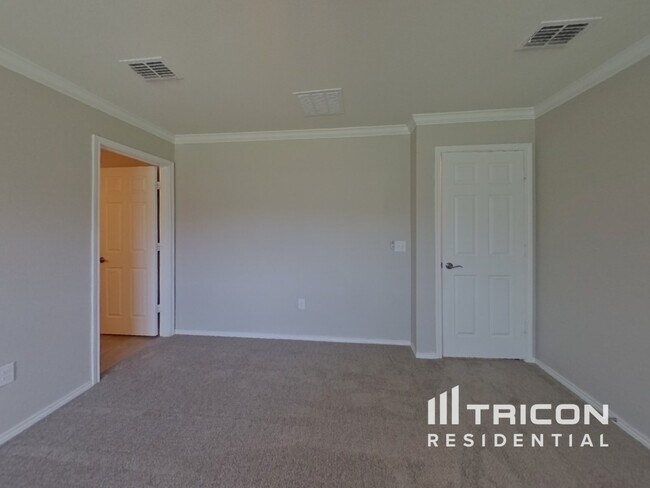 Building Photo - 1636 Vernon Dr