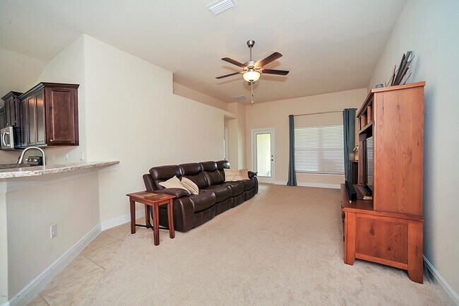 Building Photo - 553 Hollow Glen Dr